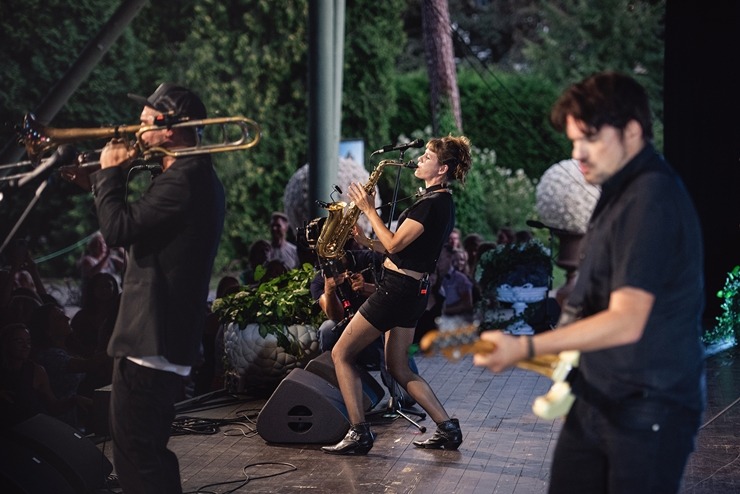 Jūrmālā uzstājas Balkānu ritmu karalis Shantel ar grupu «Bucovina Club Orkestar». Foto: Ieva Makare Jūrmālā uzstājas Balkānu ritmu karalis Shantel ar grupu «Bucovina Club Orkestar». Foto: Ieva Makare 322495