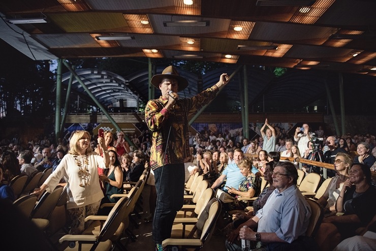 Jūrmālā uzstājas Balkānu ritmu karalis Shantel ar grupu «Bucovina Club Orkestar». Foto: Ieva Makare Jūrmālā uzstājas Balkānu ritmu karalis Shantel ar grupu «Bucovina Club Orkestar». Foto: Ieva Makare 322498