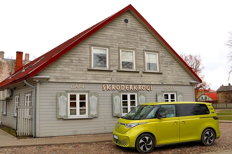 Travelnews.lv ar jauno un elektrisko «VW ID.Buzz Pro» izbauda «Skroderkrogs» ēdienkarti Ventspilī Travelnews.lv ar jauno un elektrisko «VW ID.Buzz Pro» izbauda «Skroderkrogs» ēdienkarti Ventspilī 334019