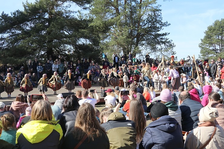 Daudzi rīdzinieki pavada jautras un pavasarīgas Lieldienas Latvijas Etnogrāfiskajā brīvdabas muzejā Daudzi rīdzinieki pavada jautras un pavasarīgas Lieldienas Latvijas Etnogrāfiskajā brīvdabas muzejā 334876