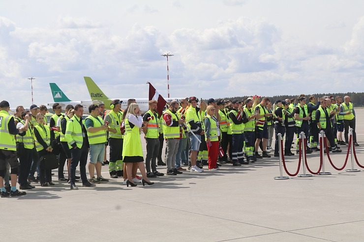 Latvijas hokeja izlase ar ovācijām tiek sagaidīta lidostā «Rīga» 336926