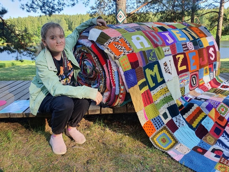 Slutišķos Tautas mākslas festivālā «Augšdaugava 2023» atklāj Lielā Augšdaugavas musturdeķa tiltu. Foto: Inese Minova 337655