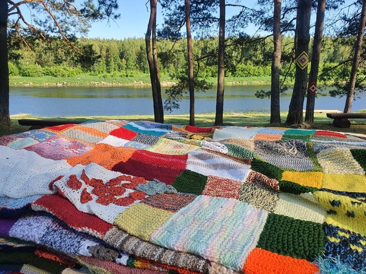 Slutišķos Tautas mākslas festivālā «Augšdaugava 2023» atklāj Lielā Augšdaugavas musturdeķa tiltu. Foto: Inese Minova 337657