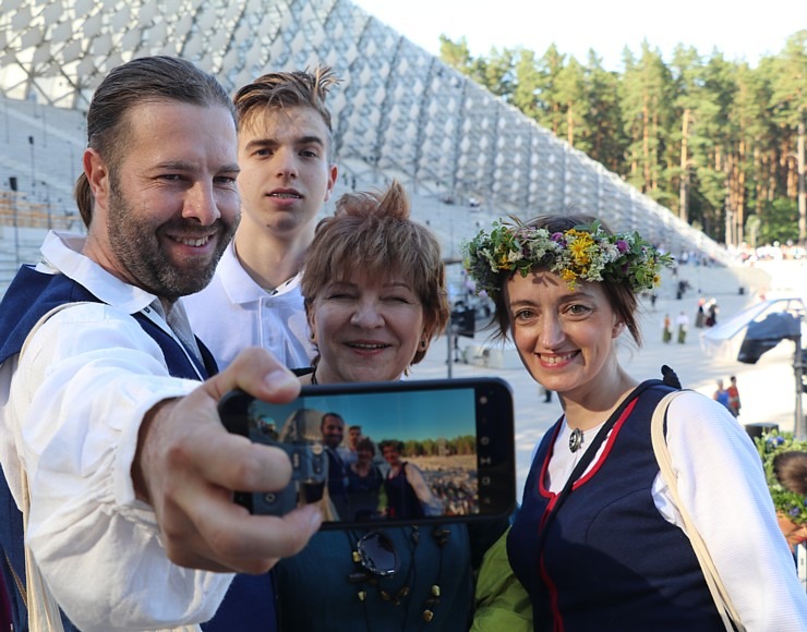 Dziesmu svētku dziesminieku lielkoncerts un svinības Mežaparkā 339428