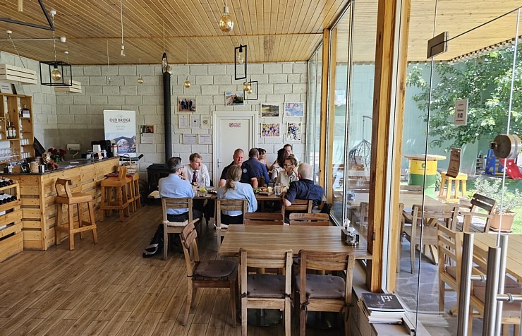 Travelnews.lv izbaudām labākās pusdienas Armēnijas ceļojumā - restorāns «Old Bridge Winery». Sadarbībā ar airBaltic Travelnews.lv izbaudām labākās pusdienas Armēnijas ceļojumā - restorāns «Old Bridge Winery». Sadarbībā ar airBaltic 341314