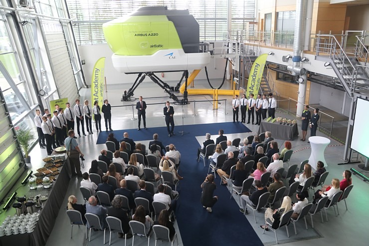 «airBaltic» Pilotu akademija svin piekto gadadienu 342623