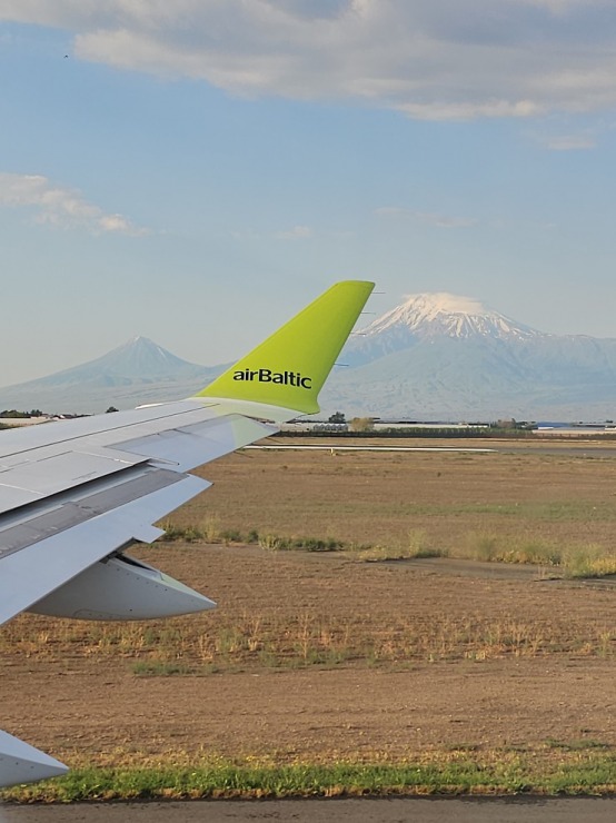 Ar «airBaltic» lidojam uz Armēnijas galvapilsētu Erevānu un baudām armēņu ēdienu, kultūru un dabu Ar «airBaltic» lidojam uz Armēnijas galvapilsētu Erevānu un baudām armēņu ēdienu, kultūru un dabu 342861