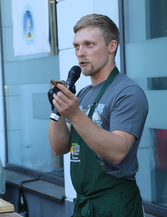 Rīgas restorāns «Buržujs» jau 12. reizi rīko grandiozu «Austeru festivāls», kur viesi apēd 12 000 austeres Rīgas restorāns «Buržujs» jau 12. reizi rīko grandiozu «Austeru festivāls», kur viesi apēd 12 000 austeres 343322