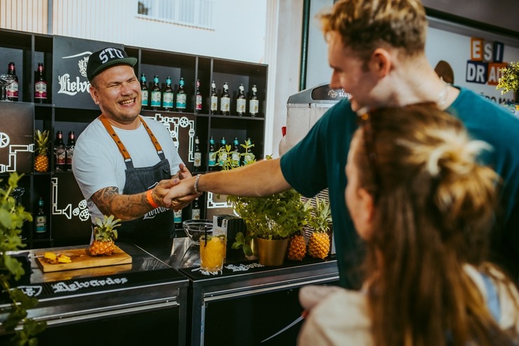 Pasaules kokteiļu čempions Staņislavs Jonāns ir lepns par «Rīgas kokteiļu festivālu 2023». Foto: brandins.lv Pasaules kokteiļu čempions Staņislavs Jonāns ir lepns par «Rīgas kokteiļu festivālu 2023». Foto: brandins.lv 343531