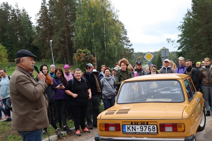 Krāslavas novada iedzīvotāji un viesi dodas rudens pārgājienā apkārt Ežezeram. Foto: Viktors Kalniss, Tatjana Kozačuka, Sanita Karpoviča 344218