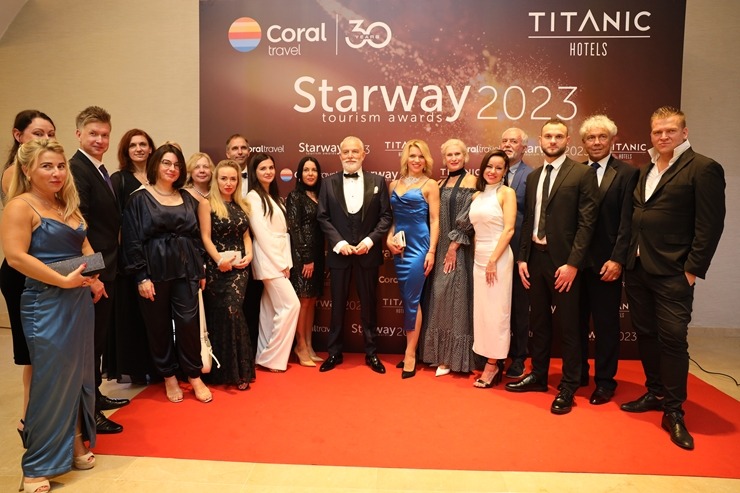 «Coral Travel Baltics» Turcijā svinīgi pateicas Latvijas tūrisma aģentūrām par sadarbību. Foto: CoralTravel.lv «Coral Travel Baltics» Turcijā svinīgi pateicas Latvijas tūrisma aģentūrām par sadarbību. Foto: CoralTravel.lv 346555