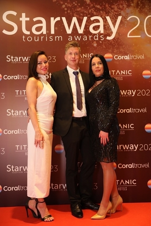 «Coral Travel Baltics» Turcijā svinīgi pateicas Latvijas tūrisma aģentūrām par sadarbību. Foto: CoralTravel.lv «Coral Travel Baltics» Turcijā svinīgi pateicas Latvijas tūrisma aģentūrām par sadarbību. Foto: CoralTravel.lv 346586