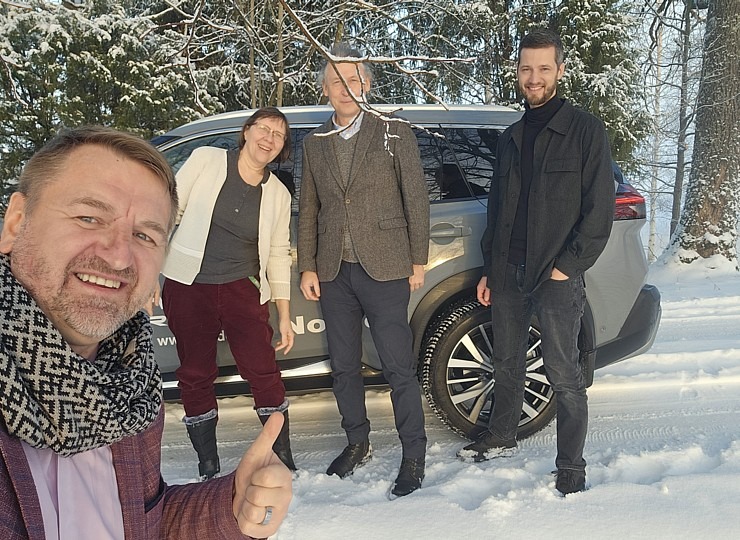 Jānis Deinats, Inta Ruka, Reinis Hofmanis un Travelnews.lv ar Gada Auto 2024 «Nissan X-Trail» dodas uz Ventspili 348300
