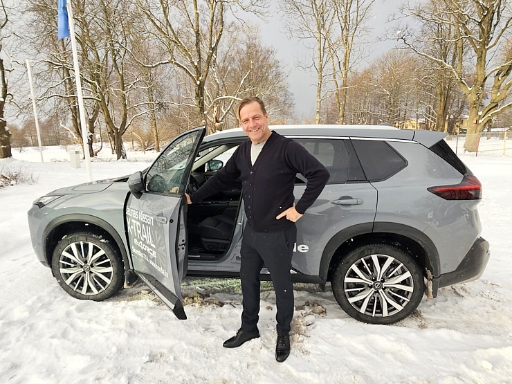 Jānis Deinats, Inta Ruka, Reinis Hofmanis un Travelnews.lv ar Gada Auto 2024 «Nissan X-Trail» dodas uz Ventspili 348304