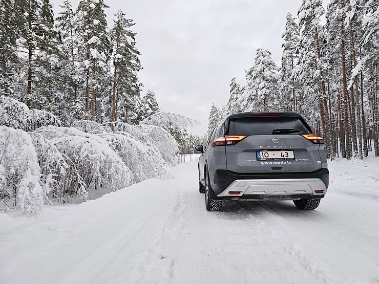Jānis Deinats, Inta Ruka, Reinis Hofmanis un Travelnews.lv ar Gada Auto 2024 «Nissan X-Trail» dodas uz Ventspili 348289