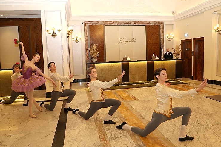 «Grand Hotel Kempinski Riga» atklāj austriešu mākslinieka Leo Štopfera (Leo Stopfer) gleznu izstādi par baleta tēmu «Grand Hotel Kempinski Riga» atklāj austriešu mākslinieka Leo Štopfera (Leo Stopfer) gleznu izstādi par baleta tēmu 349233