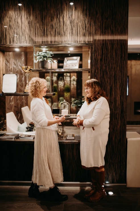 Vecrīgas «Grand Hotel Kempinski Riga» atklāj ekskluzīvo Dzintara terapijas SPA rituālu. Foto: Kempinski.com Vecrīgas «Grand Hotel Kempinski Riga» atklāj ekskluzīvo Dzintara terapijas SPA rituālu. Foto: Kempinski.com 349951