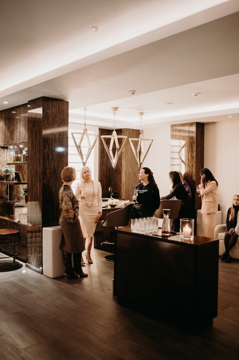 Vecrīgas «Grand Hotel Kempinski Riga» atklāj ekskluzīvo Dzintara terapijas SPA rituālu. Foto: Kempinski.com Vecrīgas «Grand Hotel Kempinski Riga» atklāj ekskluzīvo Dzintara terapijas SPA rituālu. Foto: Kempinski.com 349955