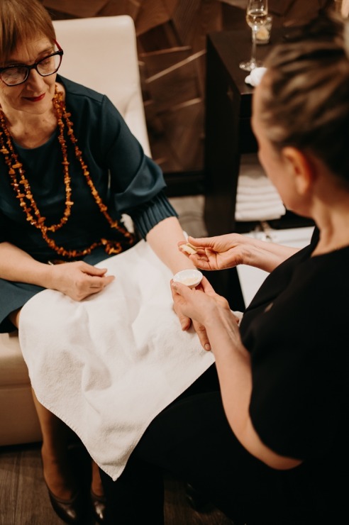 Vecrīgas «Grand Hotel Kempinski Riga» atklāj ekskluzīvo Dzintara terapijas SPA rituālu. Foto: Kempinski.com Vecrīgas «Grand Hotel Kempinski Riga» atklāj ekskluzīvo Dzintara terapijas SPA rituālu. Foto: Kempinski.com 349963