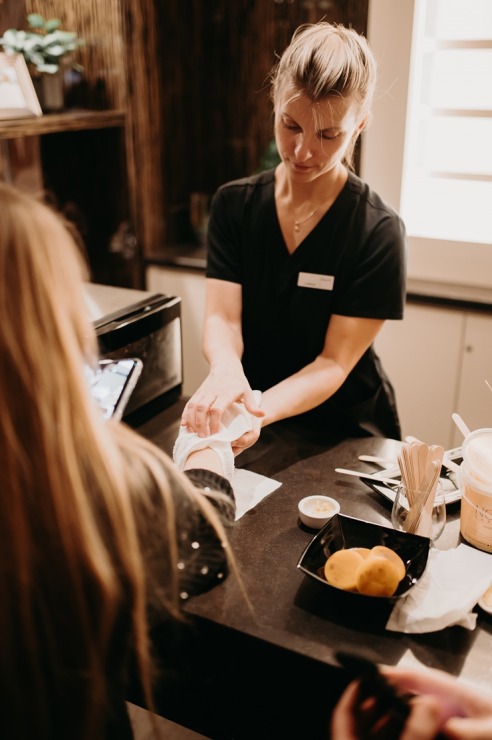 Vecrīgas «Grand Hotel Kempinski Riga» atklāj ekskluzīvo Dzintara terapijas SPA rituālu. Foto: Kempinski.com Vecrīgas «Grand Hotel Kempinski Riga» atklāj ekskluzīvo Dzintara terapijas SPA rituālu. Foto: Kempinski.com 349966
