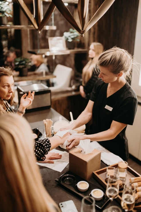 Vecrīgas «Grand Hotel Kempinski Riga» atklāj ekskluzīvo Dzintara terapijas SPA rituālu. Foto: Kempinski.com Vecrīgas «Grand Hotel Kempinski Riga» atklāj ekskluzīvo Dzintara terapijas SPA rituālu. Foto: Kempinski.com 349970