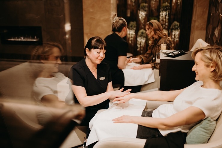 Vecrīgas «Grand Hotel Kempinski Riga» atklāj ekskluzīvo Dzintara terapijas SPA rituālu. Foto: Kempinski.com Vecrīgas «Grand Hotel Kempinski Riga» atklāj ekskluzīvo Dzintara terapijas SPA rituālu. Foto: Kempinski.com 349976