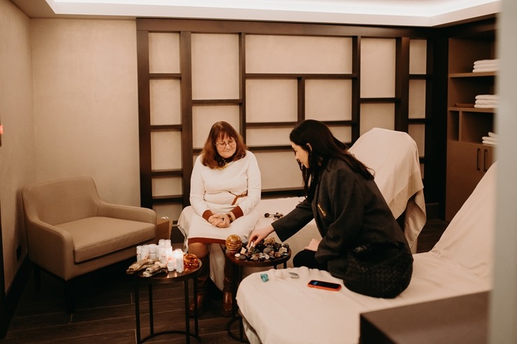 Vecrīgas «Grand Hotel Kempinski Riga» atklāj ekskluzīvo Dzintara terapijas SPA rituālu. Foto: Kempinski.com Vecrīgas «Grand Hotel Kempinski Riga» atklāj ekskluzīvo Dzintara terapijas SPA rituālu. Foto: Kempinski.com 349977