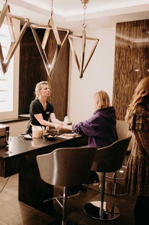 Vecrīgas «Grand Hotel Kempinski Riga» atklāj ekskluzīvo Dzintara terapijas SPA rituālu. Foto: Kempinski.com Vecrīgas «Grand Hotel Kempinski Riga» atklāj ekskluzīvo Dzintara terapijas SPA rituālu. Foto: Kempinski.com 349978