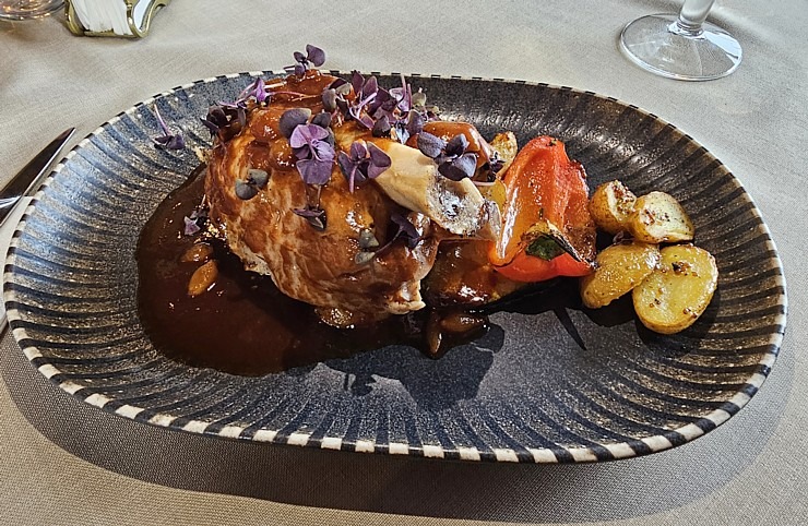 Travelnews.lv pēc 20 km pārgājiena dodas ieturēt maltīti Ozolnieku restorānā «Masti Grill&Chill» Travelnews.lv pēc 20 km pārgājiena dodas ieturēt maltīti Ozolnieku restorānā «Masti Grill&Chill» 351144