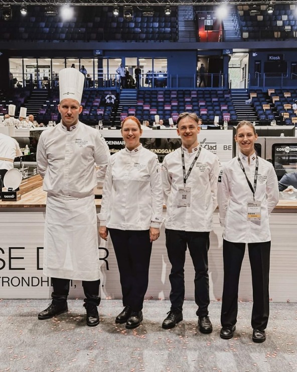 Latvijas pavāru komanda izcīnīja 12. vietu starp labākajām Eiropas un Pasaules komandām Tronheimā Norvēģijā. Foto: Latvijas Pavāru klubs un Bocuse d’O Latvijas pavāru komanda izcīnīja 12. vietu starp labākajām Eiropas un Pasaules komandām Tronheimā Norvēģijā. Foto: Latvijas Pavāru klubs un Bocuse d’O 351307