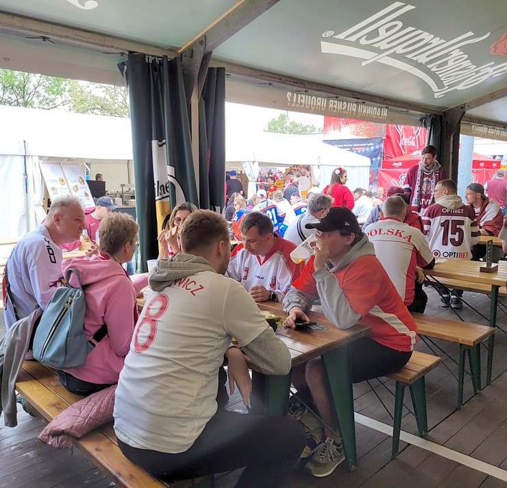 Travelnews.lv klātienē tur īkšķus par Latvijas uzvaru pasaules hokeja čempionātā spēlē ar Poliju Travelnews.lv klātienē tur īkšķus par Latvijas uzvaru pasaules hokeja čempionātā spēlē ar Poliju 353639