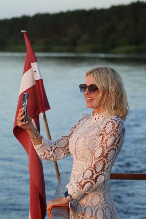 17 gadu jubileju svin Latvijas tūrisma firma «Nikos Travel» uz peldošas terases Lielupē. Foto: Kristiāns Gedus 17 gadu jubileju svin Latvijas tūrisma firma «Nikos Travel» uz peldošas terases Lielupē. Foto: Kristiāns Gedus 356376