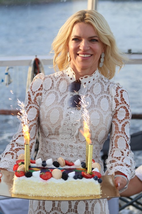17 gadu jubileju svin Latvijas tūrisma firma «Nikos Travel» uz peldošas terases Lielupē. Foto: Kristiāns Gedus 17 gadu jubileju svin Latvijas tūrisma firma «Nikos Travel» uz peldošas terases Lielupē. Foto: Kristiāns Gedus 356342