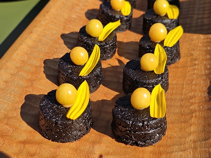 Apciemojam Michelin Zaļās zvaigznes restorānu «Pavāru māja» Līgatnē un šefpavāru Ēriku Dreibantu Apciemojam Michelin Zaļās zvaigznes restorānu «Pavāru māja» Līgatnē un šefpavāru Ēriku Dreibantu 358730