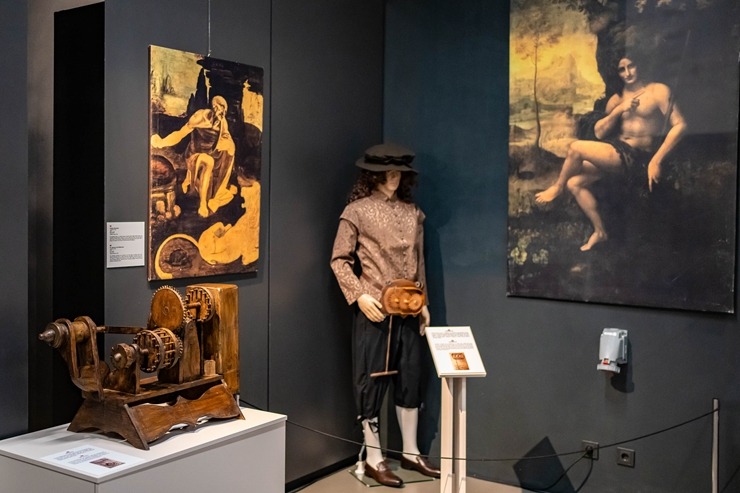 Starptautiskā ceļojošā izstāde «Leonardo da Vinči mašīnas» ir skatāma Rīgas Motormuzejā. Foto: Raimonds Volonts Starptautiskā ceļojošā izstāde «Leonardo da Vinči mašīnas» ir skatāma Rīgas Motormuzejā. Foto: Raimonds Volonts 359562