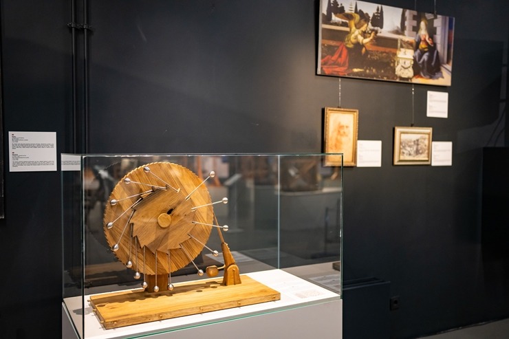 Starptautiskā ceļojošā izstāde «Leonardo da Vinči mašīnas» ir skatāma Rīgas Motormuzejā. Foto: Raimonds Volonts Starptautiskā ceļojošā izstāde «Leonardo da Vinči mašīnas» ir skatāma Rīgas Motormuzejā. Foto: Raimonds Volonts 359563