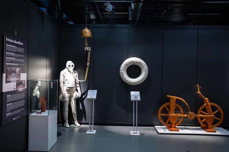 Starptautiskā ceļojošā izstāde «Leonardo da Vinči mašīnas» ir skatāma Rīgas Motormuzejā. Foto: Raimonds Volonts Starptautiskā ceļojošā izstāde «Leonardo da Vinči mašīnas» ir skatāma Rīgas Motormuzejā. Foto: Raimonds Volonts 359547