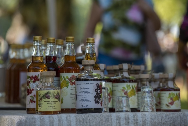 Zaubes savvaļas kulinārais festivāls pulcē dabas garšu un tautas pavārmākslas cienītājus. Foto: Andris Eglītis Zaubes savvaļas kulinārais festivāls pulcē dabas garšu un tautas pavārmākslas cienītājus. Foto: Andris Eglītis 359720
