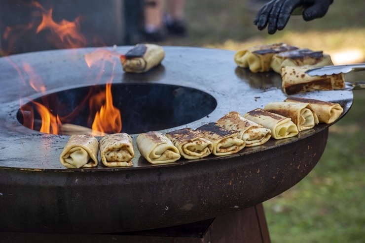 Zaubes savvaļas kulinārais festivāls pulcē dabas garšu un tautas pavārmākslas cienītājus. Foto: Andris Eglītis Zaubes savvaļas kulinārais festivāls pulcē dabas garšu un tautas pavārmākslas cienītājus. Foto: Andris Eglītis 359721