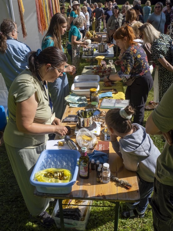 Zaubes savvaļas kulinārais festivāls pulcē dabas garšu un tautas pavārmākslas cienītājus. Foto: Andris Eglītis Zaubes savvaļas kulinārais festivāls pulcē dabas garšu un tautas pavārmākslas cienītājus. Foto: Andris Eglītis 359729