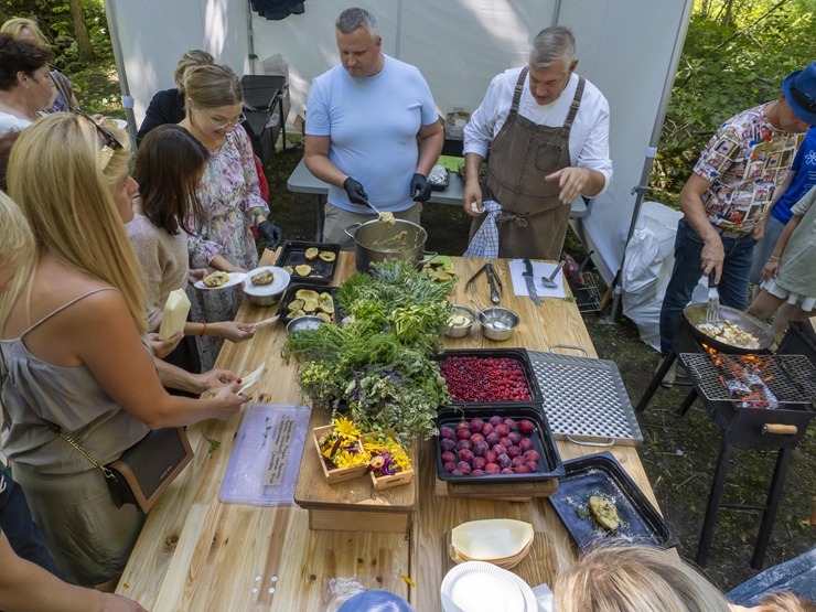 Zaubes savvaļas kulinārais festivāls pulcē dabas garšu un tautas pavārmākslas cienītājus. Foto: Andris Eglītis Zaubes savvaļas kulinārais festivāls pulcē dabas garšu un tautas pavārmākslas cienītājus. Foto: Andris Eglītis 359732