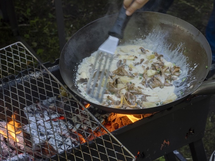 Zaubes savvaļas kulinārais festivāls pulcē dabas garšu un tautas pavārmākslas cienītājus. Foto: Andris Eglītis Zaubes savvaļas kulinārais festivāls pulcē dabas garšu un tautas pavārmākslas cienītājus. Foto: Andris Eglītis 359733