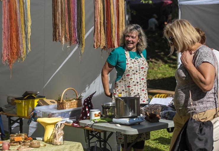 Zaubes savvaļas kulinārais festivāls pulcē dabas garšu un tautas pavārmākslas cienītājus. Foto: Andris Eglītis Zaubes savvaļas kulinārais festivāls pulcē dabas garšu un tautas pavārmākslas cienītājus. Foto: Andris Eglītis 359734