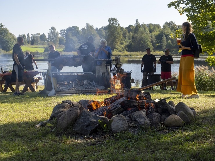 Zaubes savvaļas kulinārais festivāls pulcē dabas garšu un tautas pavārmākslas cienītājus. Foto: Andris Eglītis Zaubes savvaļas kulinārais festivāls pulcē dabas garšu un tautas pavārmākslas cienītājus. Foto: Andris Eglītis 359736