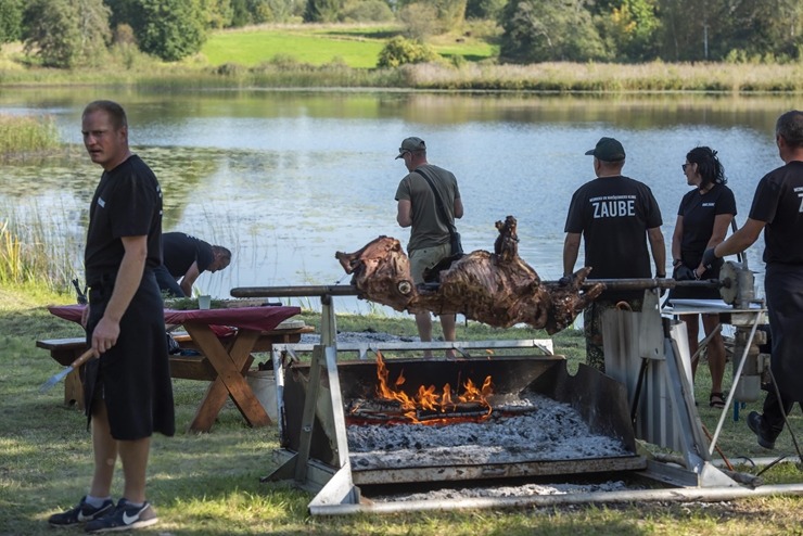 Zaubes savvaļas kulinārais festivāls pulcē dabas garšu un tautas pavārmākslas cienītājus. Foto: Andris Eglītis Zaubes savvaļas kulinārais festivāls pulcē dabas garšu un tautas pavārmākslas cienītājus. Foto: Andris Eglītis 359737