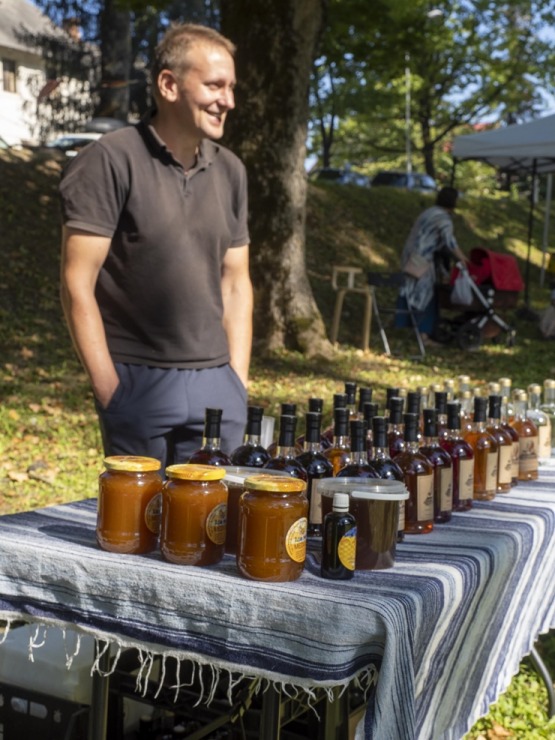 Zaubes savvaļas kulinārais festivāls pulcē dabas garšu un tautas pavārmākslas cienītājus. Foto: Andris Eglītis Zaubes savvaļas kulinārais festivāls pulcē dabas garšu un tautas pavārmākslas cienītājus. Foto: Andris Eglītis 359738