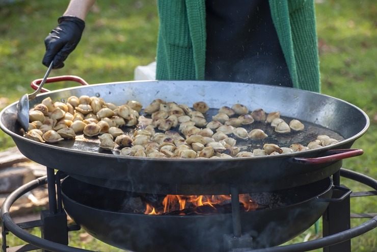 Zaubes savvaļas kulinārais festivāls pulcē dabas garšu un tautas pavārmākslas cienītājus. Foto: Andris Eglītis Zaubes savvaļas kulinārais festivāls pulcē dabas garšu un tautas pavārmākslas cienītājus. Foto: Andris Eglītis 359713