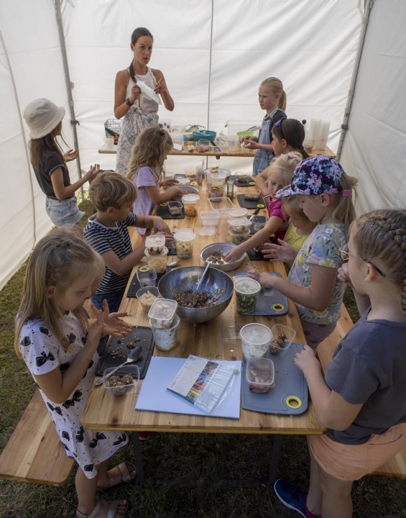 Zaubes savvaļas kulinārais festivāls pulcē dabas garšu un tautas pavārmākslas cienītājus. Foto: Andris Eglītis Zaubes savvaļas kulinārais festivāls pulcē dabas garšu un tautas pavārmākslas cienītājus. Foto: Andris Eglītis 359740