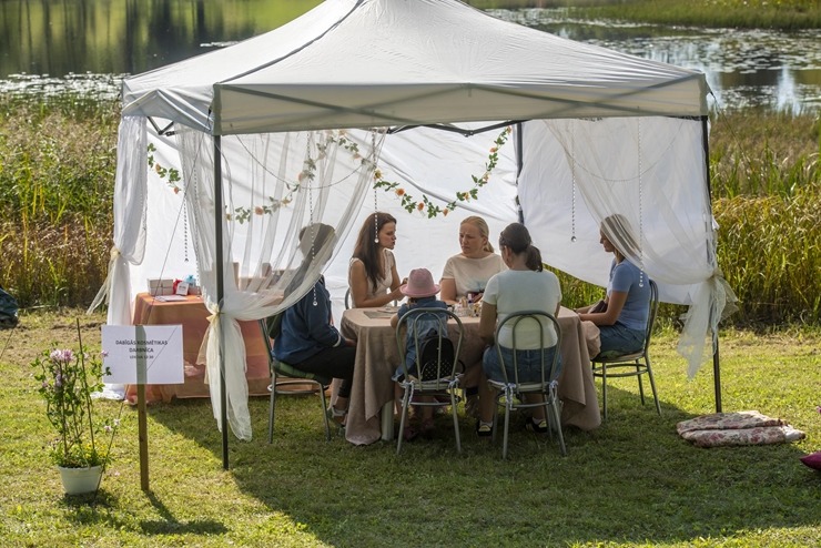 Zaubes savvaļas kulinārais festivāls pulcē dabas garšu un tautas pavārmākslas cienītājus. Foto: Andris Eglītis Zaubes savvaļas kulinārais festivāls pulcē dabas garšu un tautas pavārmākslas cienītājus. Foto: Andris Eglītis 359741