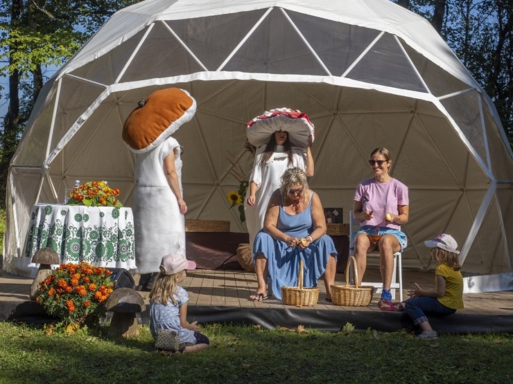 Zaubes savvaļas kulinārais festivāls pulcē dabas garšu un tautas pavārmākslas cienītājus. Foto: Andris Eglītis Zaubes savvaļas kulinārais festivāls pulcē dabas garšu un tautas pavārmākslas cienītājus. Foto: Andris Eglītis 359746